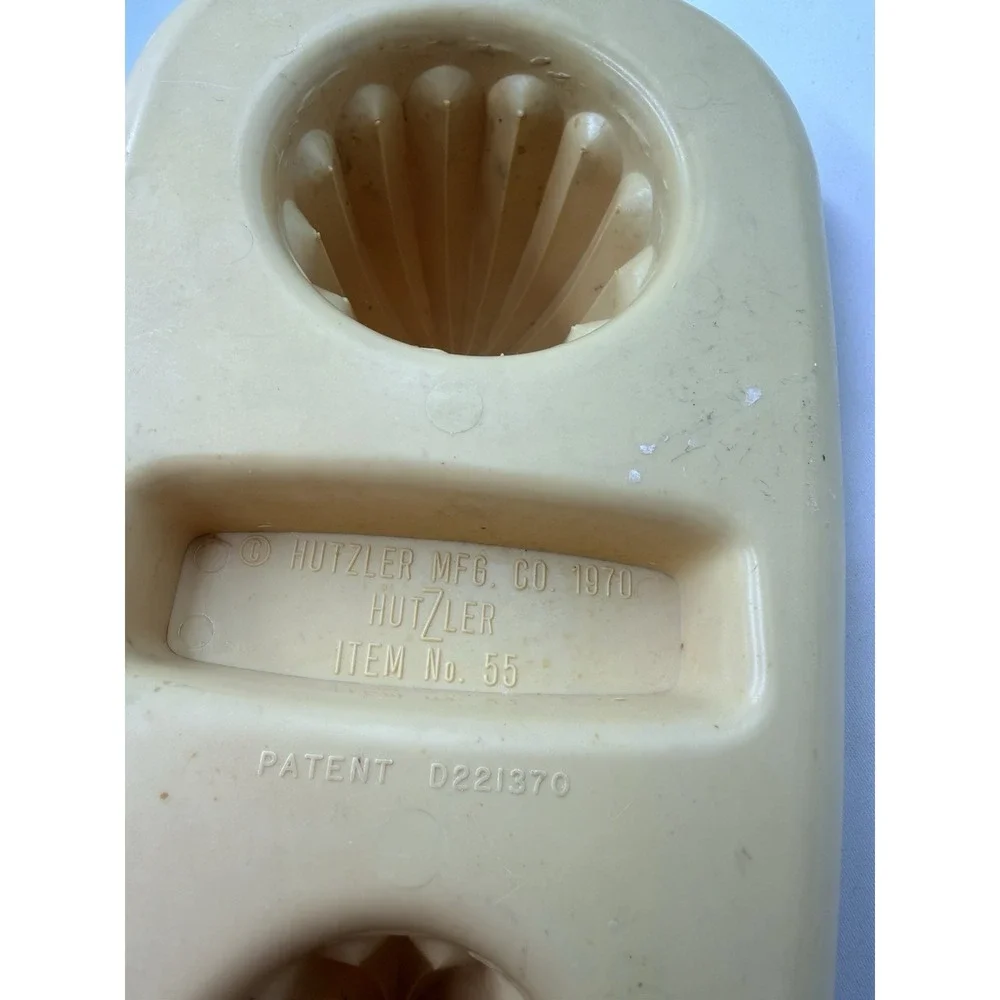 Hutzler Citrus Juicer Manual Tan 11.5in Good Vintage 1970 Item 55 Dual Reamer